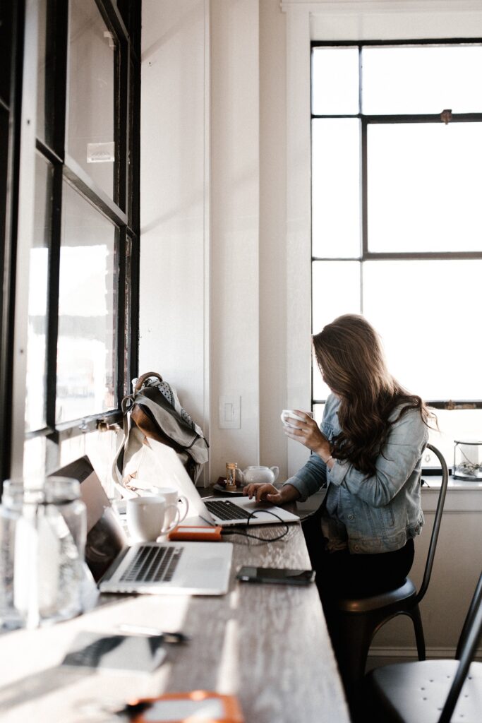 Mujer trabajando en estrategia de marketing digital en oficina, reflejando misión de empresa de marketing en Málaga